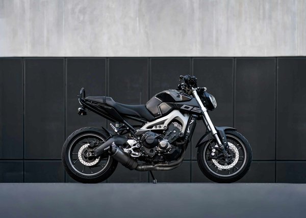 Quels sont les avantages des pneus radiaux pour une moto de sport ?