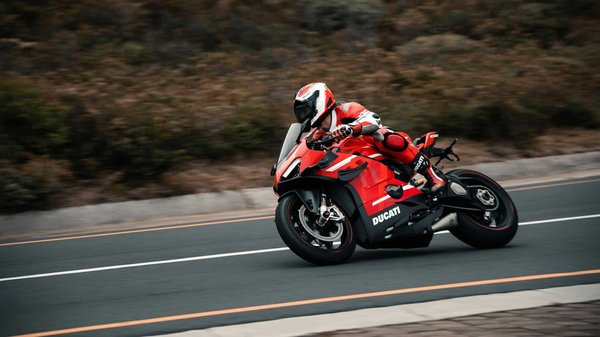 Quels sont les meilleurs accessoires pour protéger les carénages en carbone d'une Ducati Panigale V4 ?