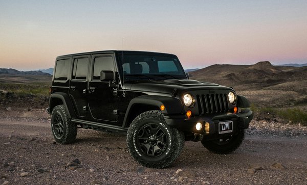 Quels sont les avantages des pneus tout-terrain pour une conduite en montagne avec un Jeep Wrangler?
